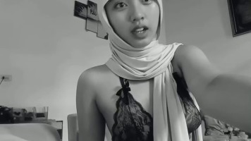 Gadis Hijab Horny Sendiri Bayangin Ngewe