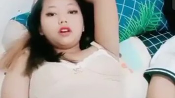 Neng Sari Omek Sambil Tiduran Sama Teman Kos