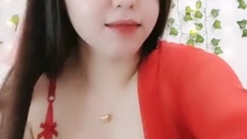 Pesona Miss Xai Pamer Belahan Dada