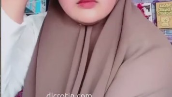 Live Exclusive Host Alisha Hijab Sambil Jaga Konter Hp